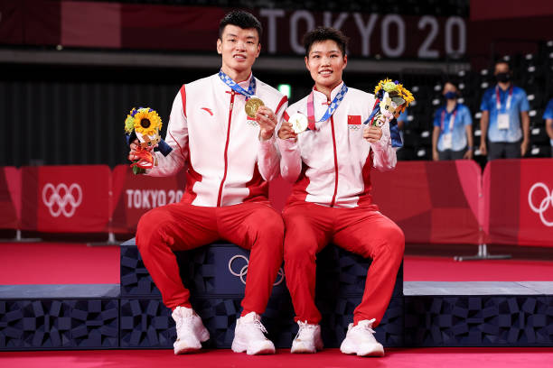 為什么羽毛球雙打場地比單打場地寬？界限規(guī)則一文讀懂