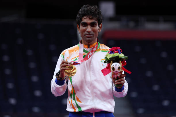 羽毛球單打發(fā)球底線解析：到底該發(fā)到哪一條線？