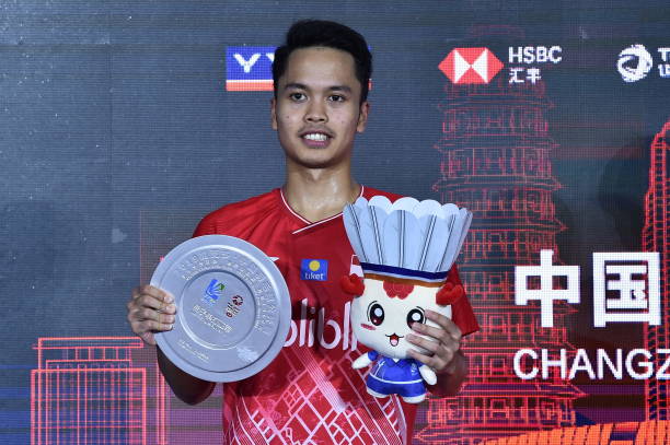 單打VS雙打：羽毛球不同發(fā)球規(guī)則對比教學(xué)視頻