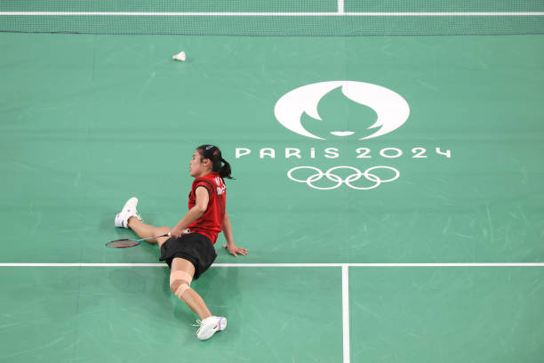 羽毛球雙打發(fā)球類型對比：高遠(yuǎn)球vs短球?qū)崙?zhàn)應(yīng)用