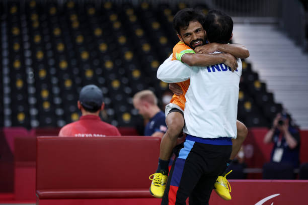 羽毛球必學(xué)技巧！高遠球、殺球、吊球打法視頻教學(xué)