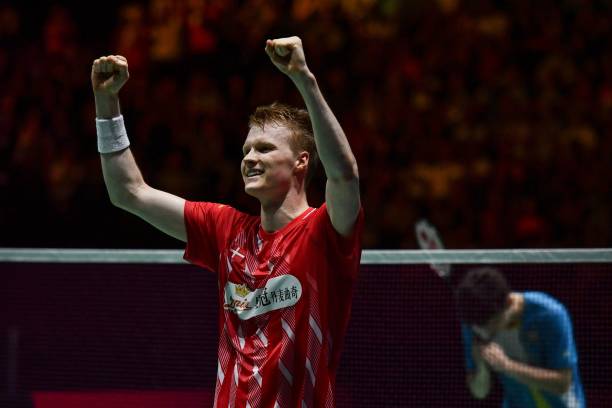 活力滿滿！小男孩打羽毛球簡筆畫技巧分享