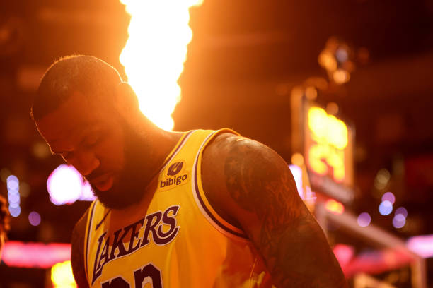 二次運球與走步的區(qū)別：籃球規(guī)則解析