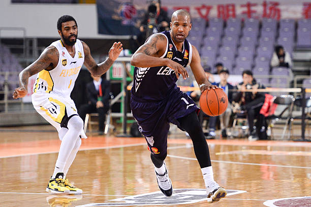 籃板上沿的標(biāo)準(zhǔn)高度是多少英尺？