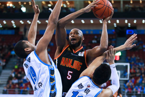 籃球裁判高級手勢：16號以上規(guī)則信號全解析