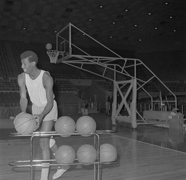 哈登首秀十佳球：穿針引線+致命三分