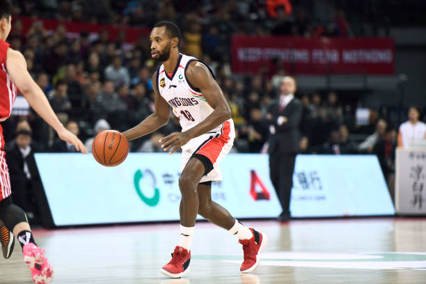 籃球過(guò)人實(shí)戰(zhàn)教學(xué)：如何輕松晃過(guò)對(duì)手得分