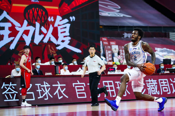 國際籃聯(lián)規(guī)則精講：裁判手勢與比賽判罰實例分析