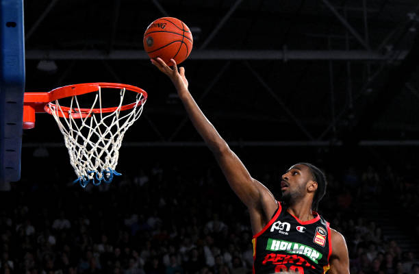 簡易籃球場景：奔跑投籃的孩童