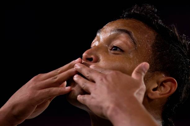 足球裁判必學(xué)：邊裁旗語在出界判罰中的運用