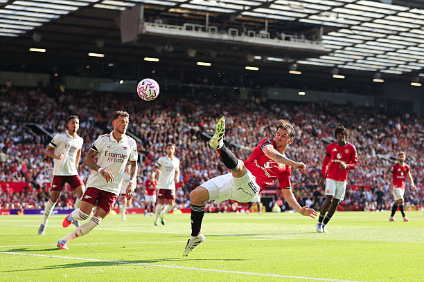 2016歐洲杯決賽：C羅僅踢25分鐘傷退，卻成精神領袖