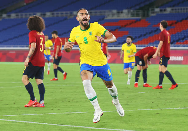 C羅的獎(jiǎng)杯之夜：那些經(jīng)典奪冠瞬間與激情慶祝