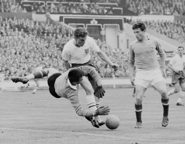 足球場上的“第二裁判”：邊裁紅牌權(quán)該不該存在？