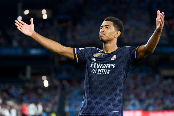 （引用影片中的關鍵評價詞，探討其解構傳奇的敘事手法）