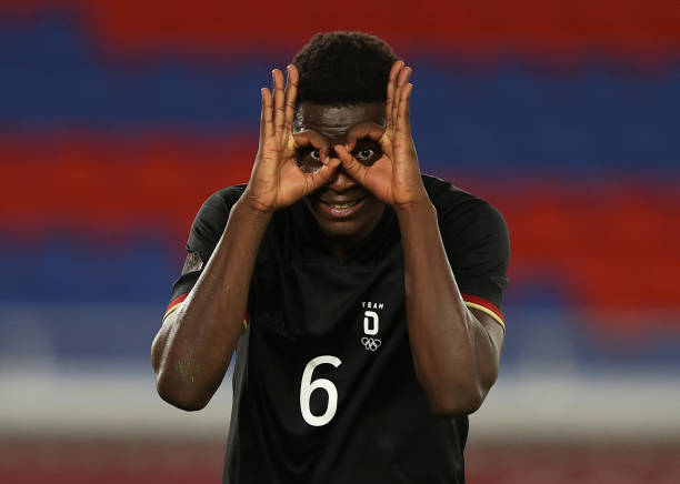 探討一個(gè)高級(jí)規(guī)則，解釋裁判如何把握吹罰時(shí)機(jī)以保持比賽流暢性