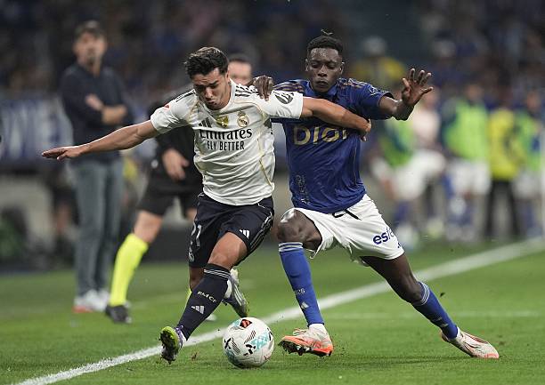 從支撐腳到觸球點(diǎn)：側(cè)面視角詳解內(nèi)腳背射門完整流程