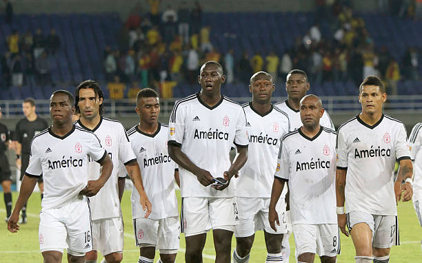 如何正確執(zhí)行間接任意球：裁判手勢(shì)與程序