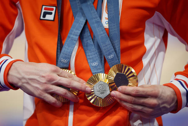 北京奧運(yùn)會五環(huán)標(biāo)志的象征意義與設(shè)計理念