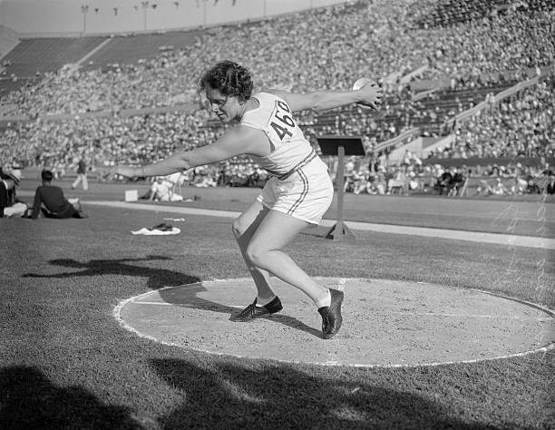 立定跳遠(yuǎn)基礎(chǔ)動(dòng)作分解：從準(zhǔn)備到落地全解析