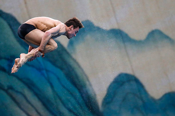 如何通過深蹲訓(xùn)練增強(qiáng)跳遠(yuǎn)腿部爆發(fā)力