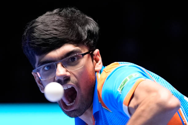 球拍與笑聲：看圖寫話之乒乓球桌上的故事