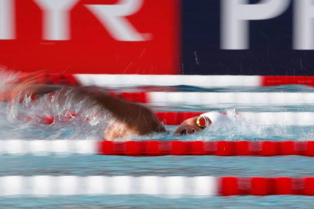 如何表現(xiàn)游泳運(yùn)動(dòng)員的肌肉線條與水中姿態(tài)？繪畫解析