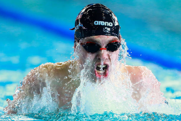 女性游泳愛好者必看：如何減少游泳對頭發(fā)的傷害？