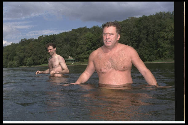 朱一龍泳池拍攝花絮，展現(xiàn)陽光活力一面