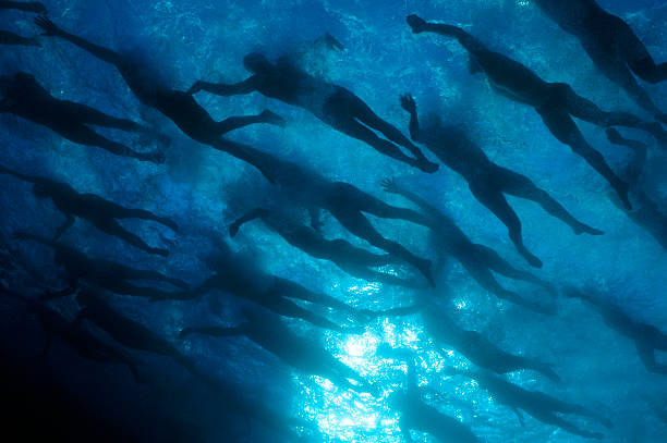 朱一龍泳池側(cè)拍照，自然狀態(tài)下的帥氣瞬間