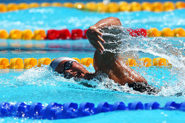 裁判如何判定游泳比賽中的犯規(guī)行為？