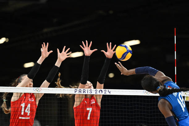 新手入門：女生排球發(fā)球動作分解教學