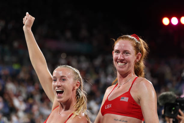 排球發(fā)球姿勢詳解：上手發(fā)球與下手發(fā)球?qū)Ρ?></a>
                        </div>
                        <div   id=