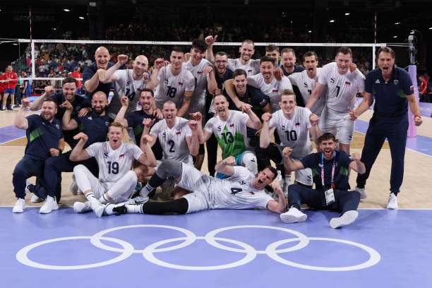 排球上手發(fā)球與下手發(fā)球的區(qū)別及適用場景