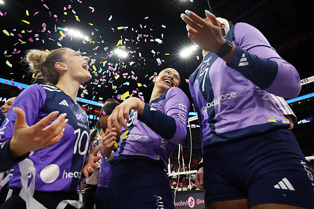 排球移動步法訓(xùn)練：提高場上位置感的正確動作