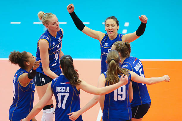 中考排球標準姿勢教學(xué)：墊球、發(fā)球一步到位