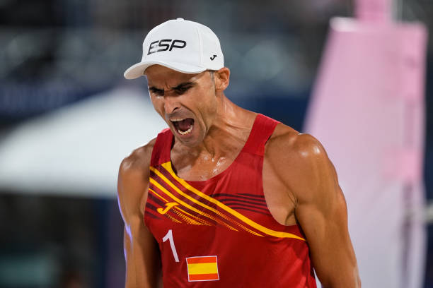 水上排球技巧入門：如何在水中保持平衡并擊球？